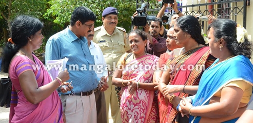 Anganwadi workers demand return of  cut honorarium 4